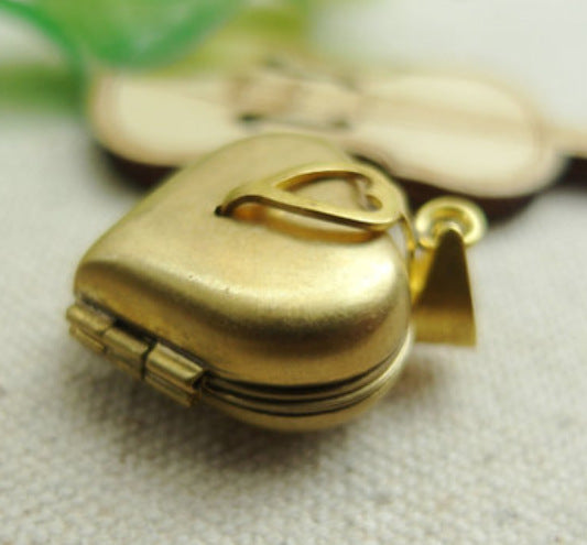 Vintage Heart-Shaped Photo Frame with Necklace Pendant