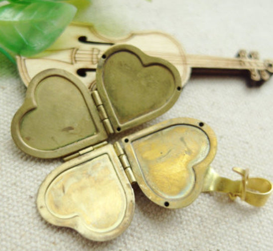 Vintage Heart-Shaped Photo Frame with Necklace Pendant