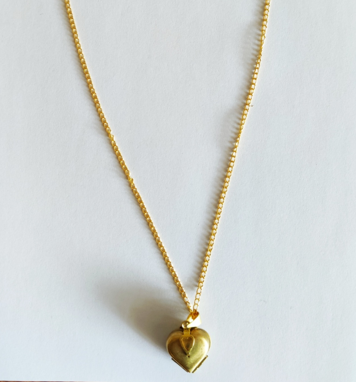 Vintage Heart-Shaped Photo Frame with Necklace Pendant