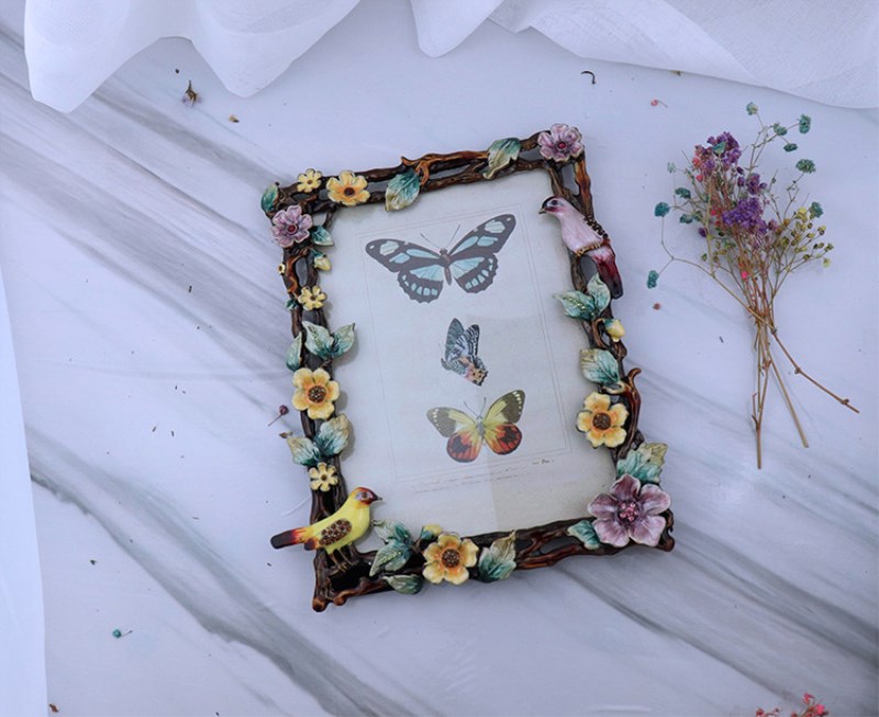 Creative Vintage Photo Frame with Zinc Alloy Design